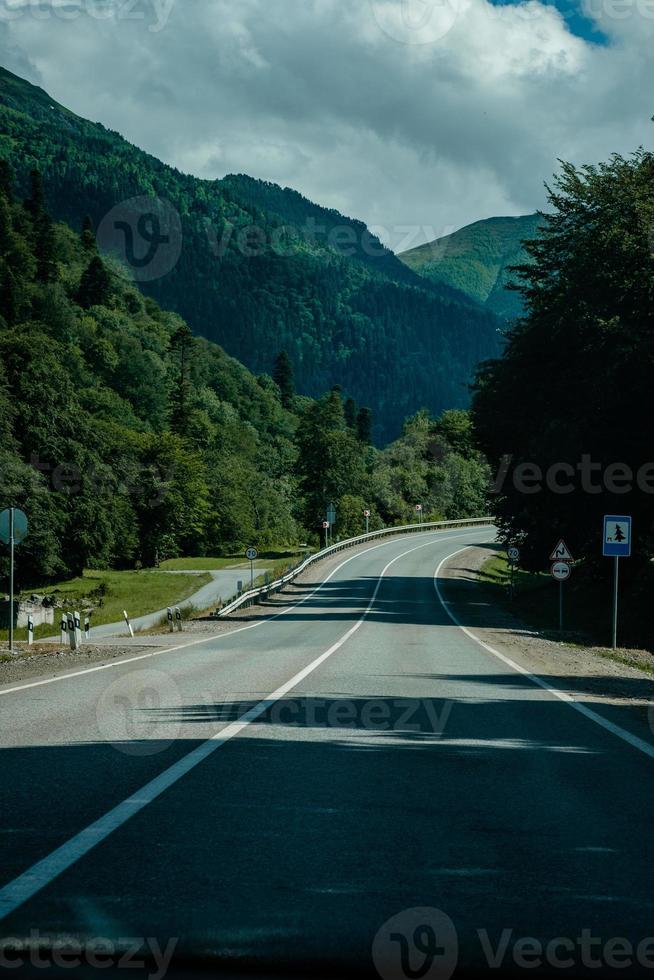 Straße zu den Bergen foto