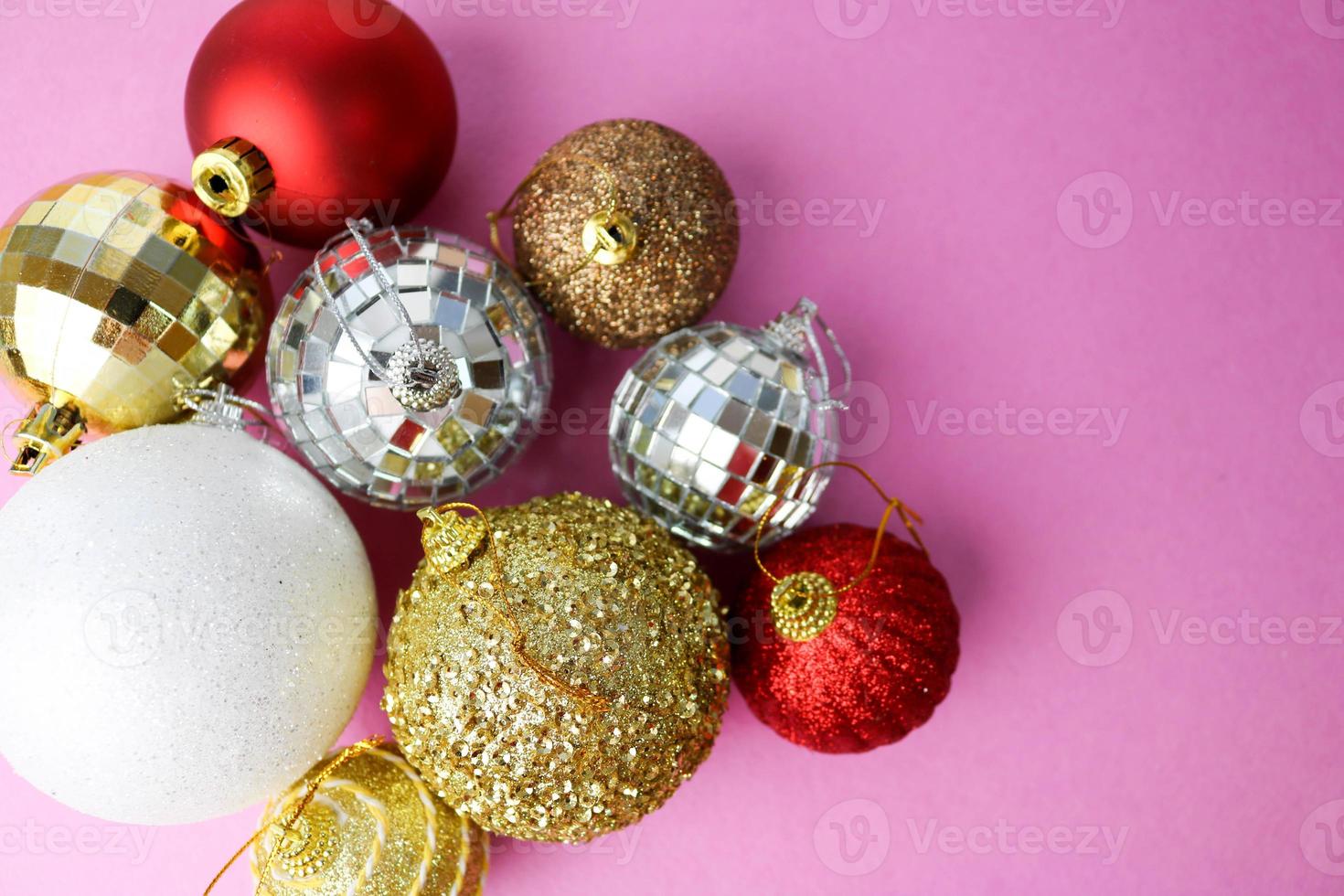 viele verschiedene bunte bunte rote gelbe silbergraue weiße kugeln rundes glas winter glänzend weihnachten dekorativ schöne festliche weihnachtskugeln, weihnachtsbaum spielzeug hintergrund foto