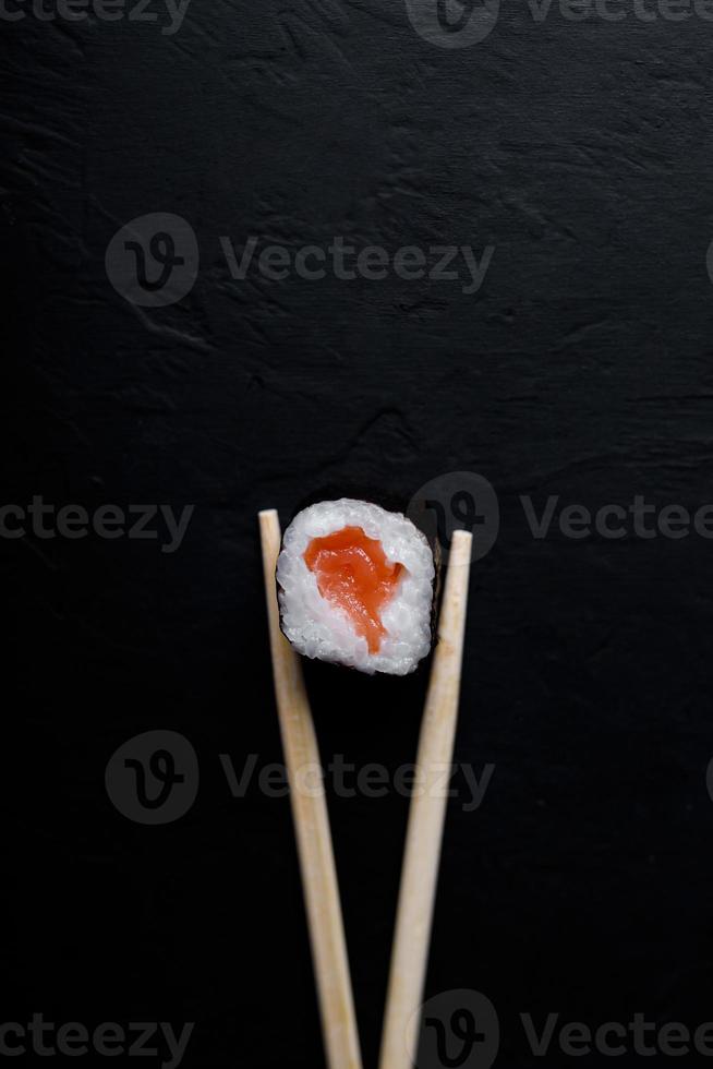 Sushi mit Thunfisch-Lachs-Reis und Essstäbchen auf einem isolierten Hintergrund foto