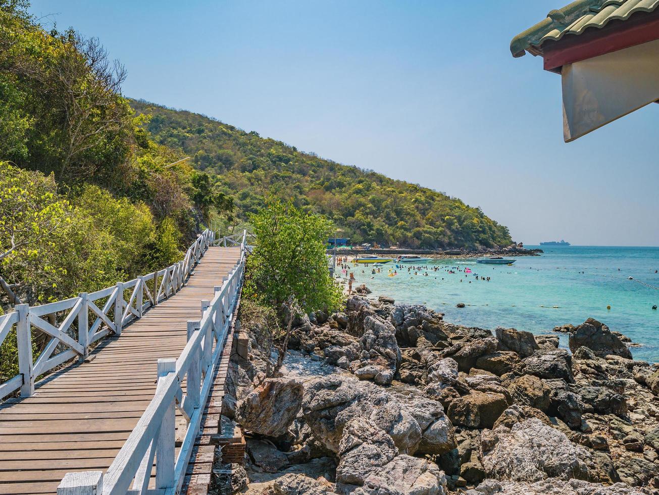 Holzbrücke mit schöner Meereslandschaft auf der Insel Koh Lan Pattaya Thailand foto