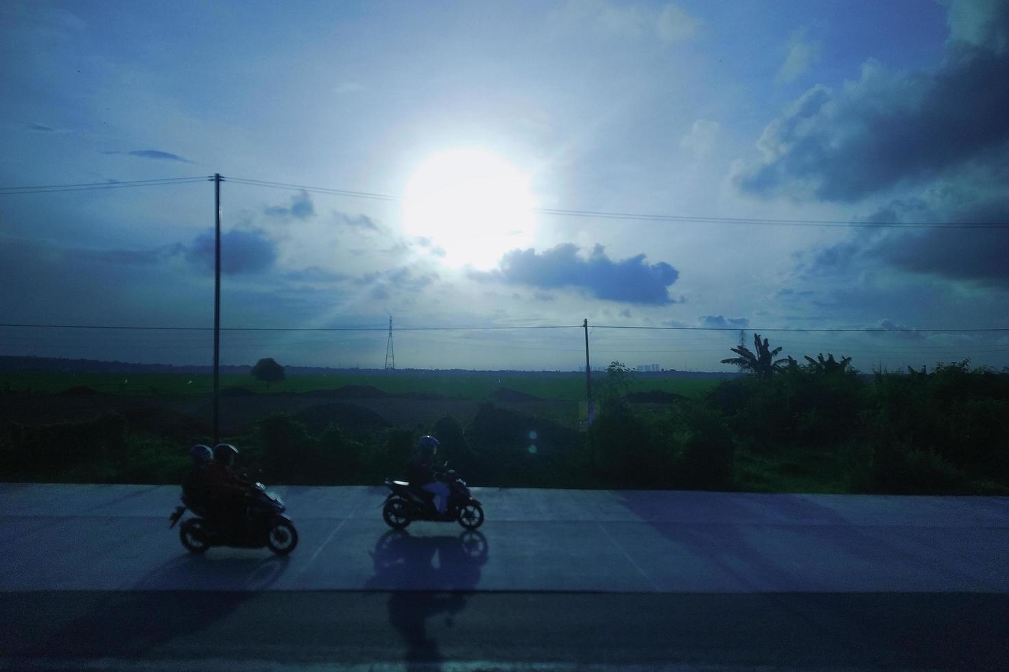 Sonnenuntergang auf der Straße foto