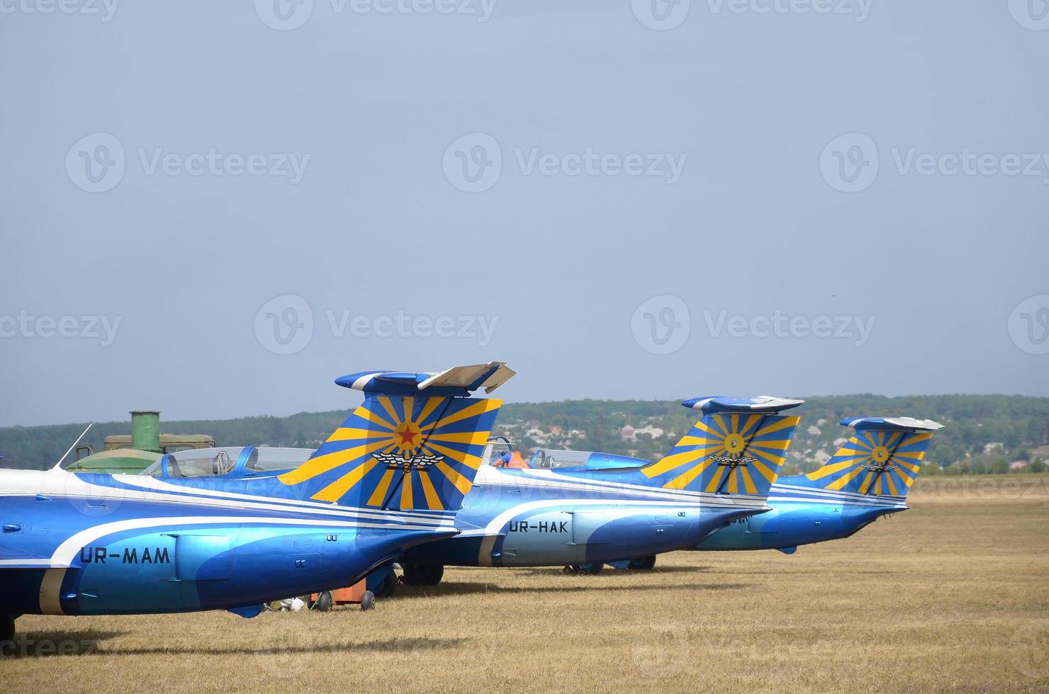 Schwänze ukrainischer Flugzeuge schließen sich gegen den blauen Himmel im gelben Feld foto