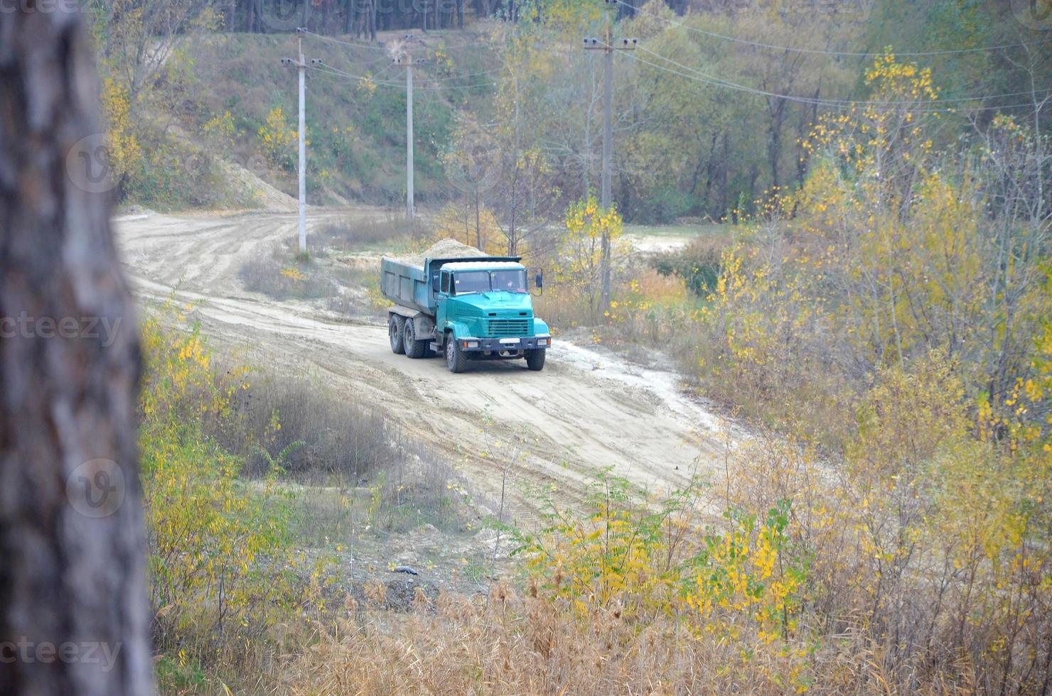 Muldenkipper transportiert Sand und andere Mineralien im Bergbau-Steinbruch. Schwerindustrie foto