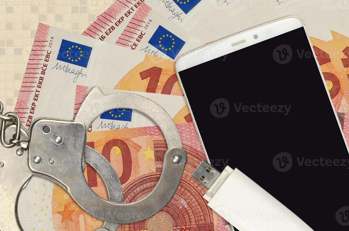 10-Euro-Scheine und Smartphone mit Polizeihandschellen. Konzept von Hacker-Phishing-Angriffen, illegalem Betrug oder weicher Verteilung von Malware foto