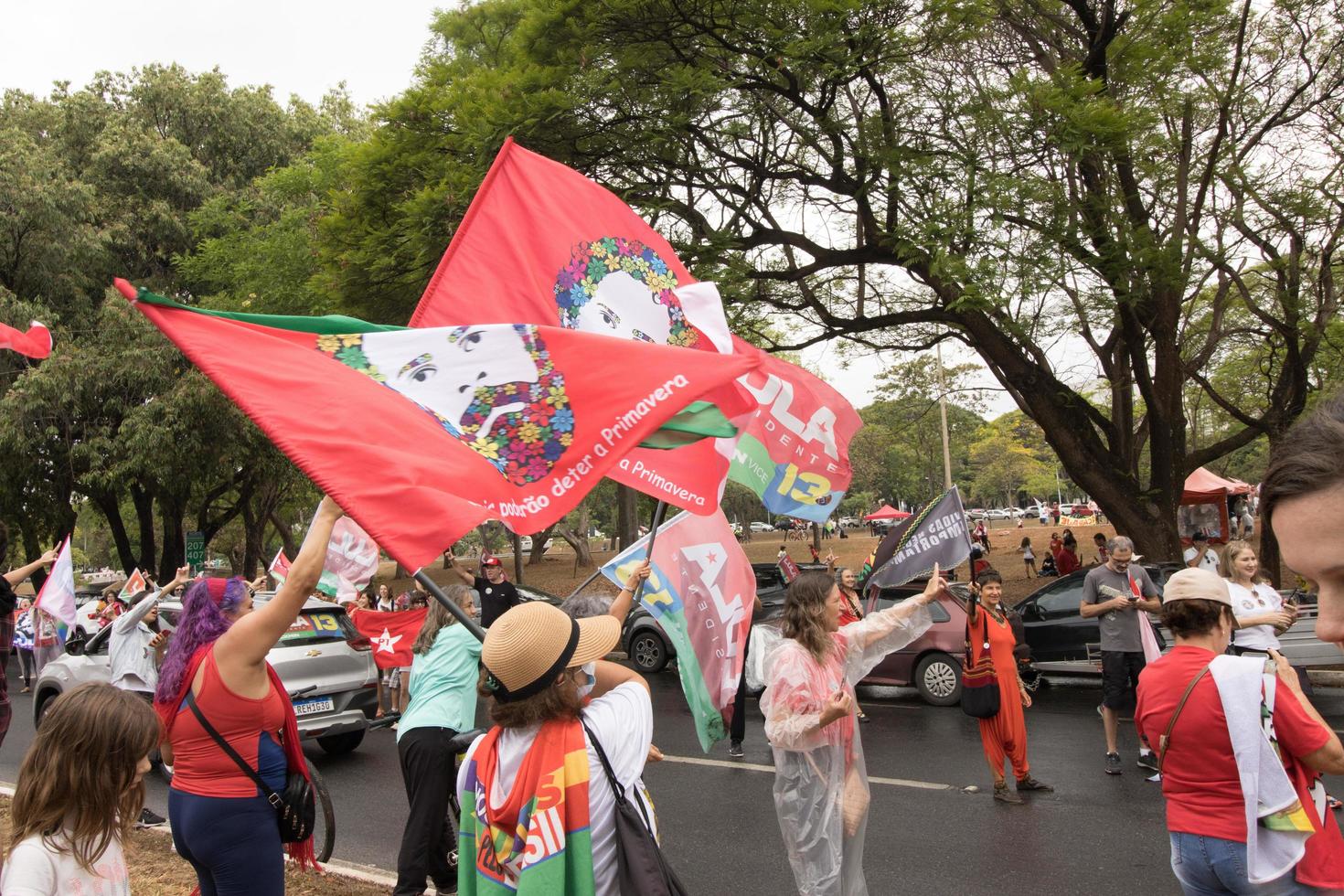 brasilia, brasilien, 23. oktober 2020 unterstützer des ehemaligen präsidenten lula von brasilien, gehen auf die straße, um ihren kandidaten für die bevorstehenden wahlen zu unterstützen foto