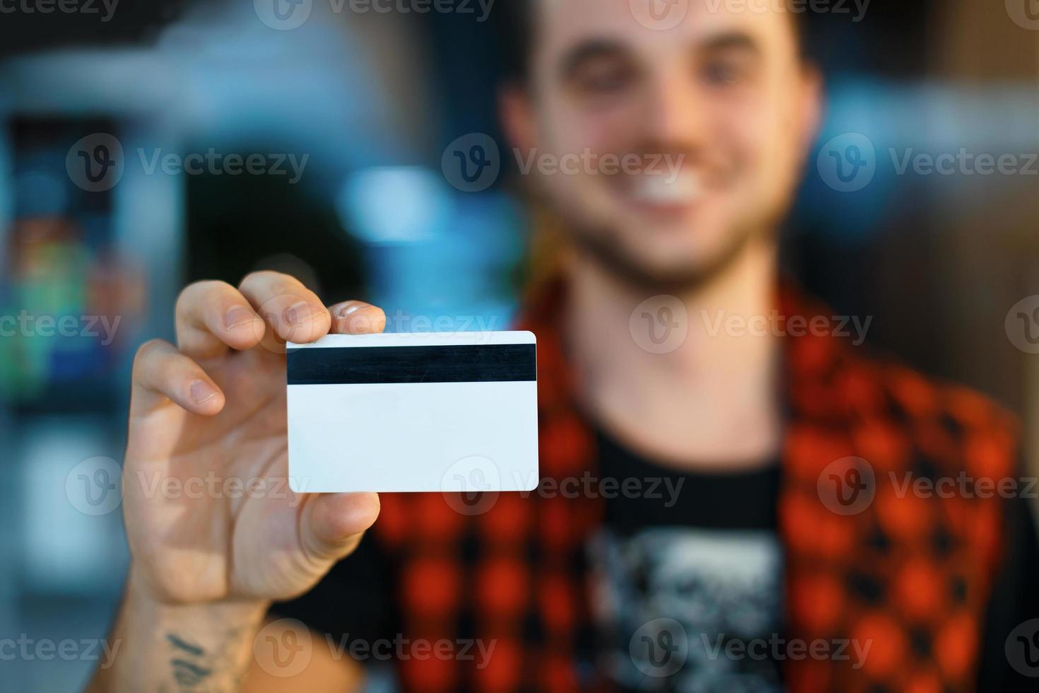 Mann, der eine Zahlungskarte hält foto