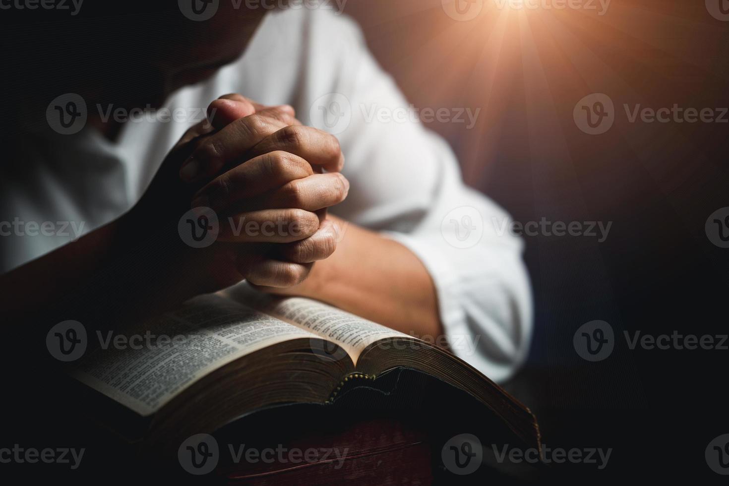 verehre christen mit bibelkonzept. junge frau person hand halten heilige bibel mit studium zu hause. erwachsenes weibliches christliches lesebuch in der kirche. mädchen lernen religion spiritualität und beten zu gott. foto