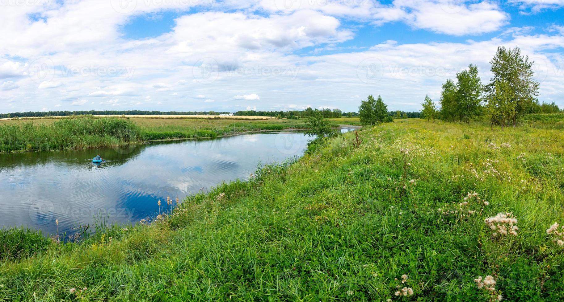 Gummischlauchboot auf dem Fluss an einem Sommermorgen in freier Wildbahn. Morgen Angeln. aufblasbares Schlauchboot. foto