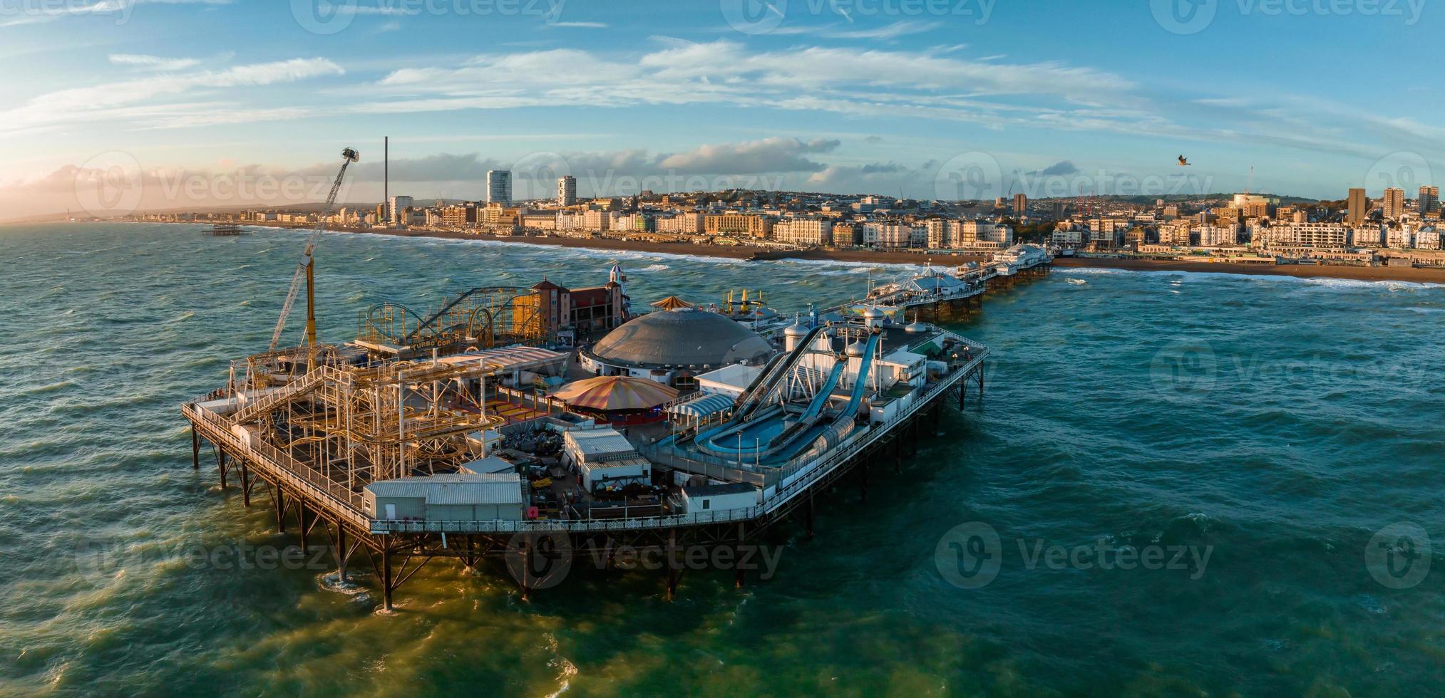 Luftbild von Brighton Palace Pier, mit der Strandpromenade dahinter. foto