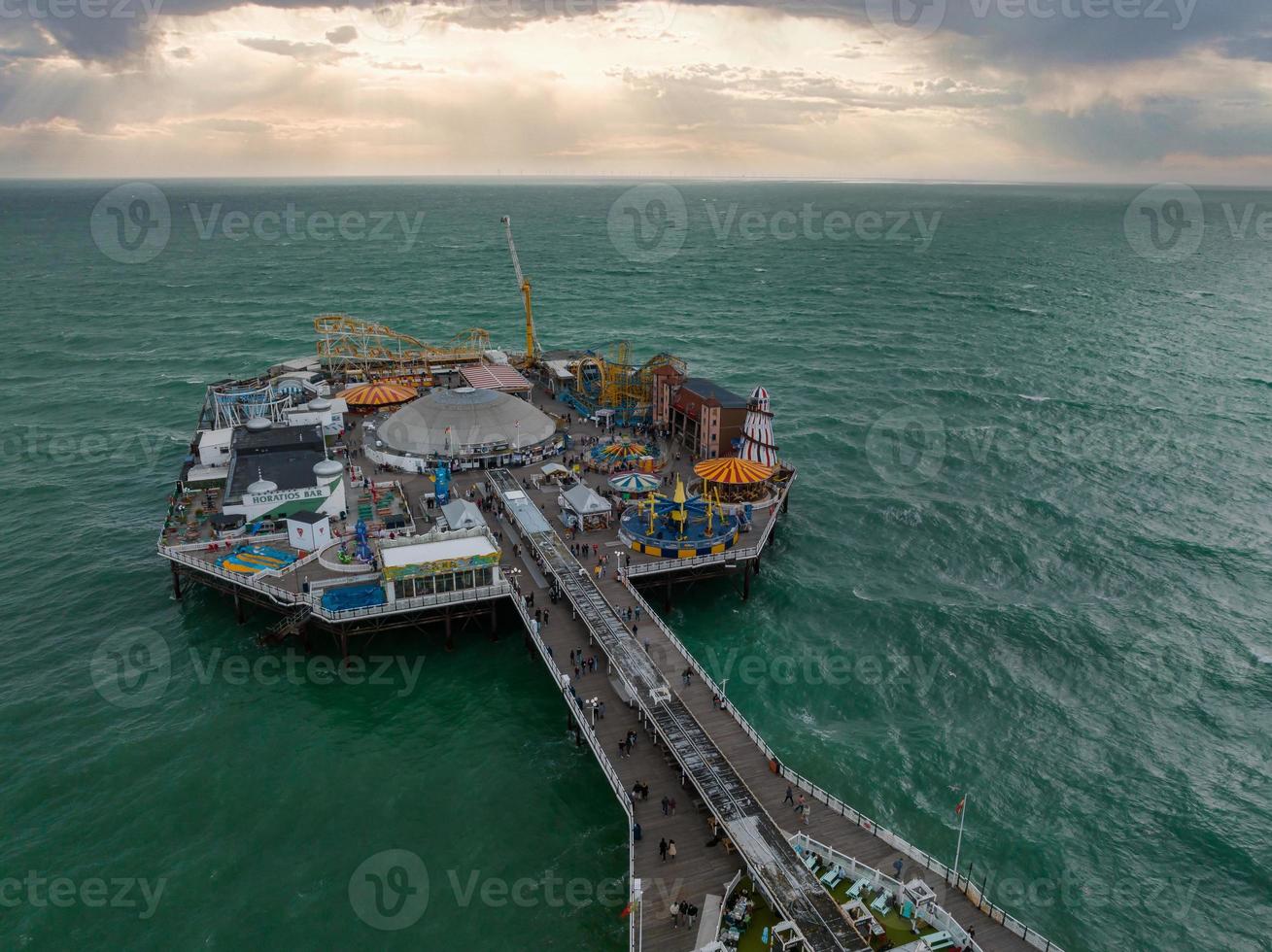 Luftbild von Brighton Palace Pier, mit der Strandpromenade dahinter. foto