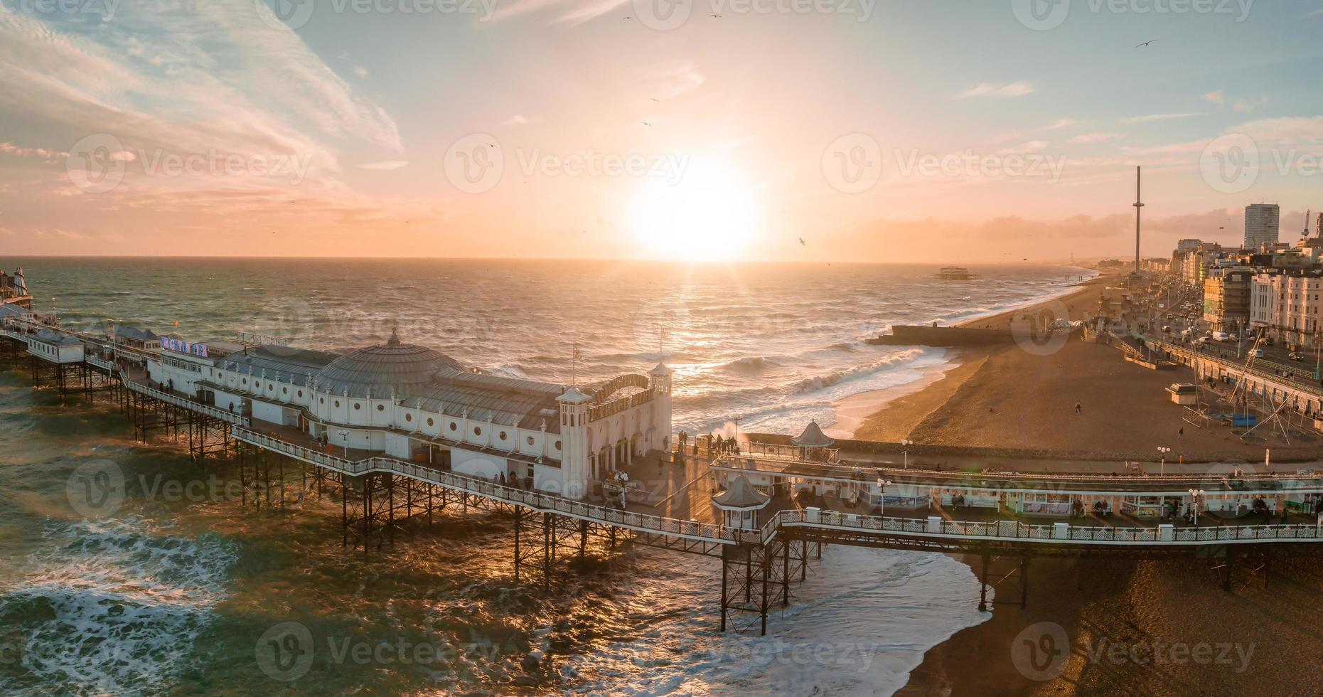 Luftbild von Brighton Palace Pier, mit der Strandpromenade dahinter. foto