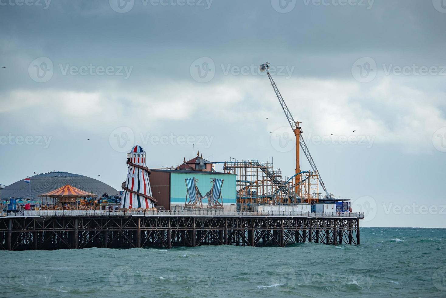 Brighton Palace Pier mit der Strandpromenade dahinter. foto
