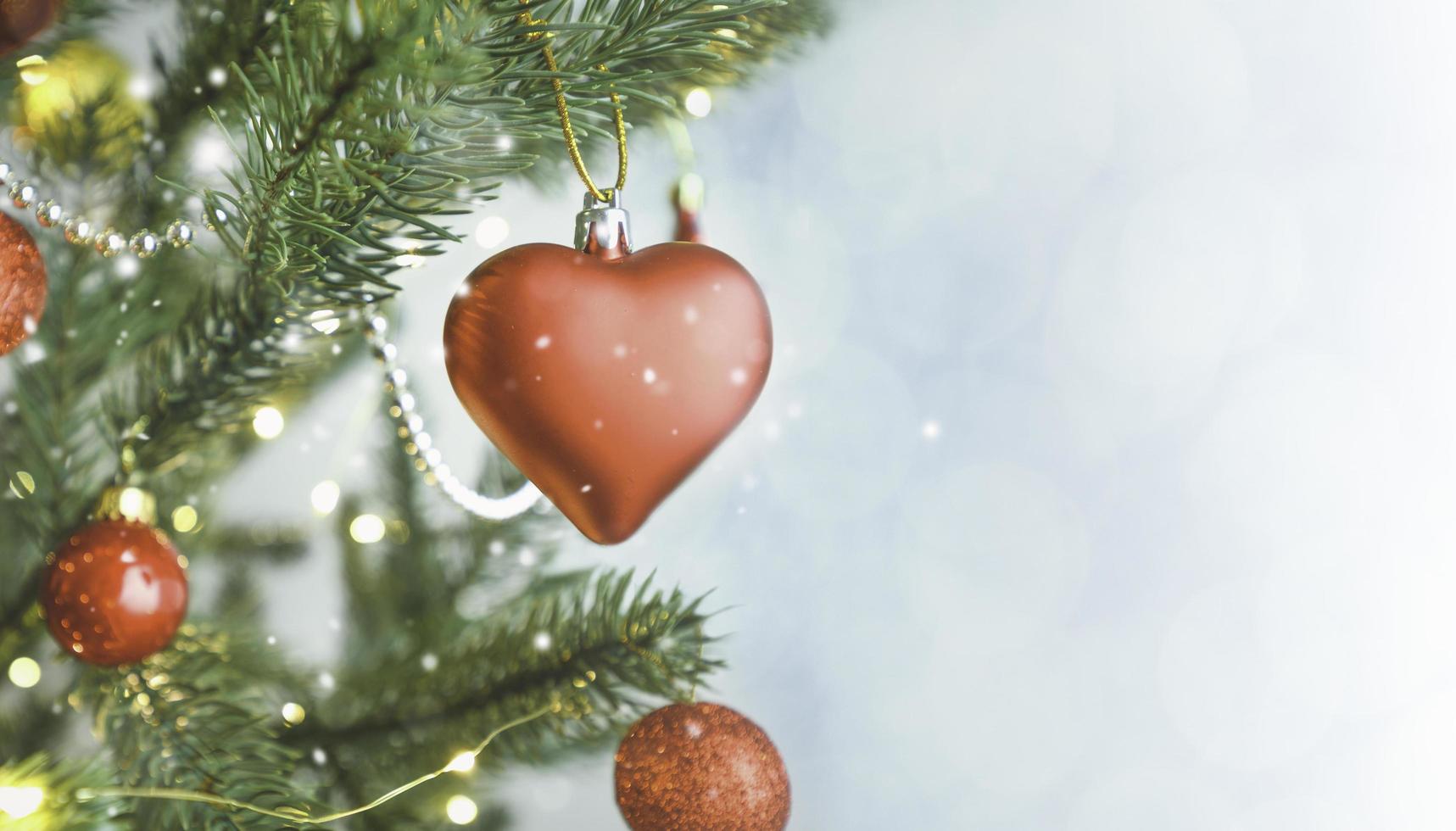 frohe weihnachten und guten rutsch ins neue jahr konzept, nahaufnahme weihnachtsball mit bokeh, weihnachtsfeiertagshintergrund. foto