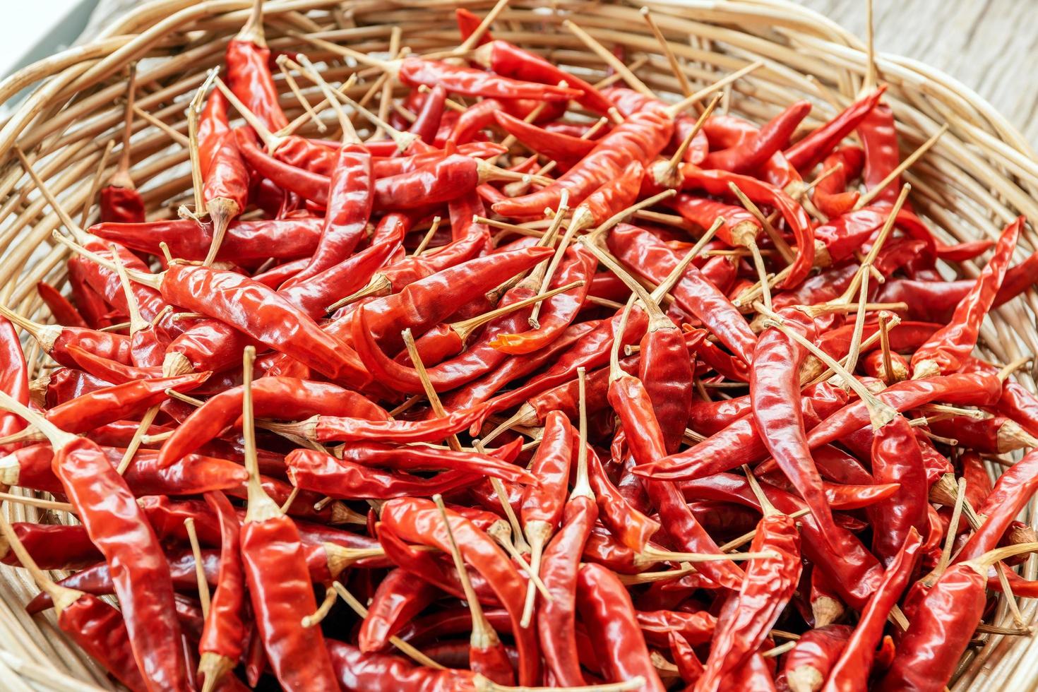 getrocknete Paprika in einem Weidenkorb foto