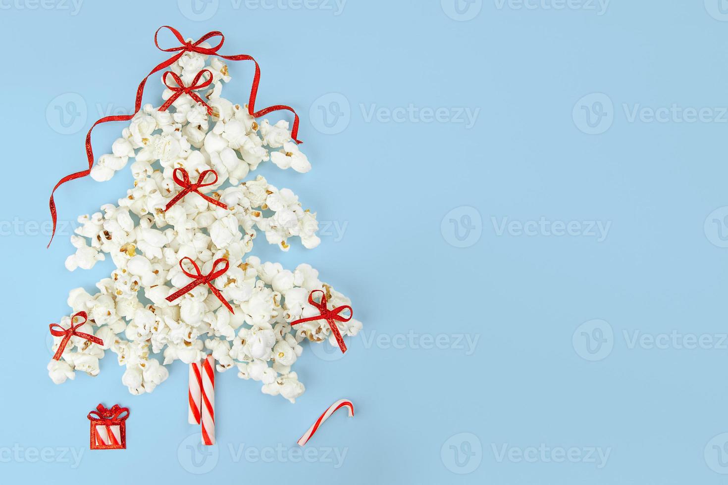 Popcorn-Weihnachtsbaum auf blauem Hintergrund foto