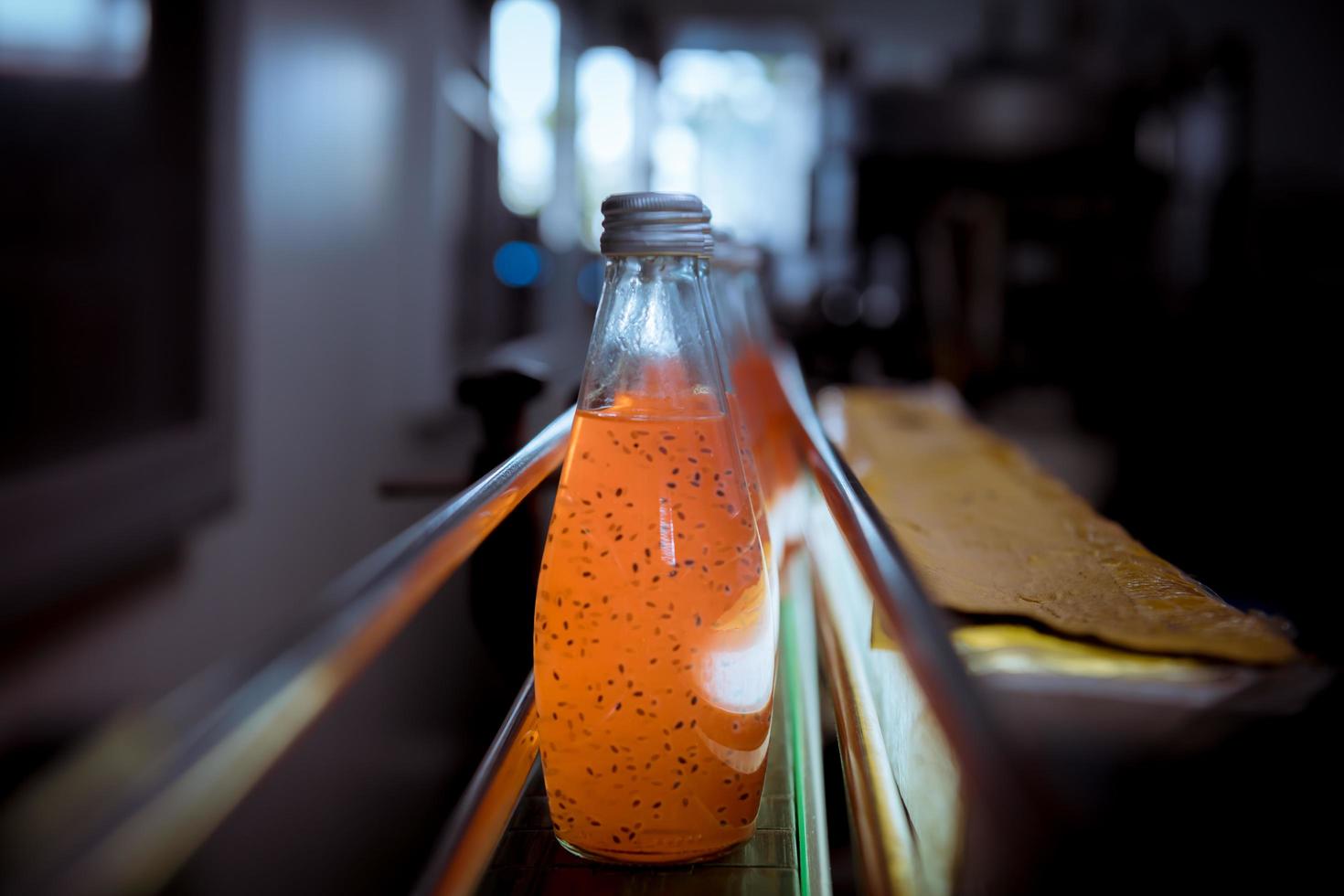 Flaschen vom Basilikumsamen-Getränkefabrik-Förderband mit Flaschen für Saft oder Wasser bis zur Verteilung im Geschäft. foto