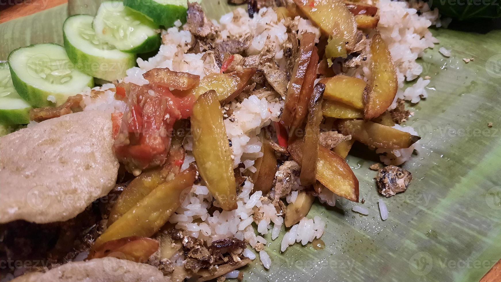Nasi Liwet ist ein typisch indonesisches Reisgericht, das mit Kokosmilch, Hühnerbrühe und Gewürzen gekocht wird. Sundanesische traditionelle Küche Nahaufnahme 05 foto