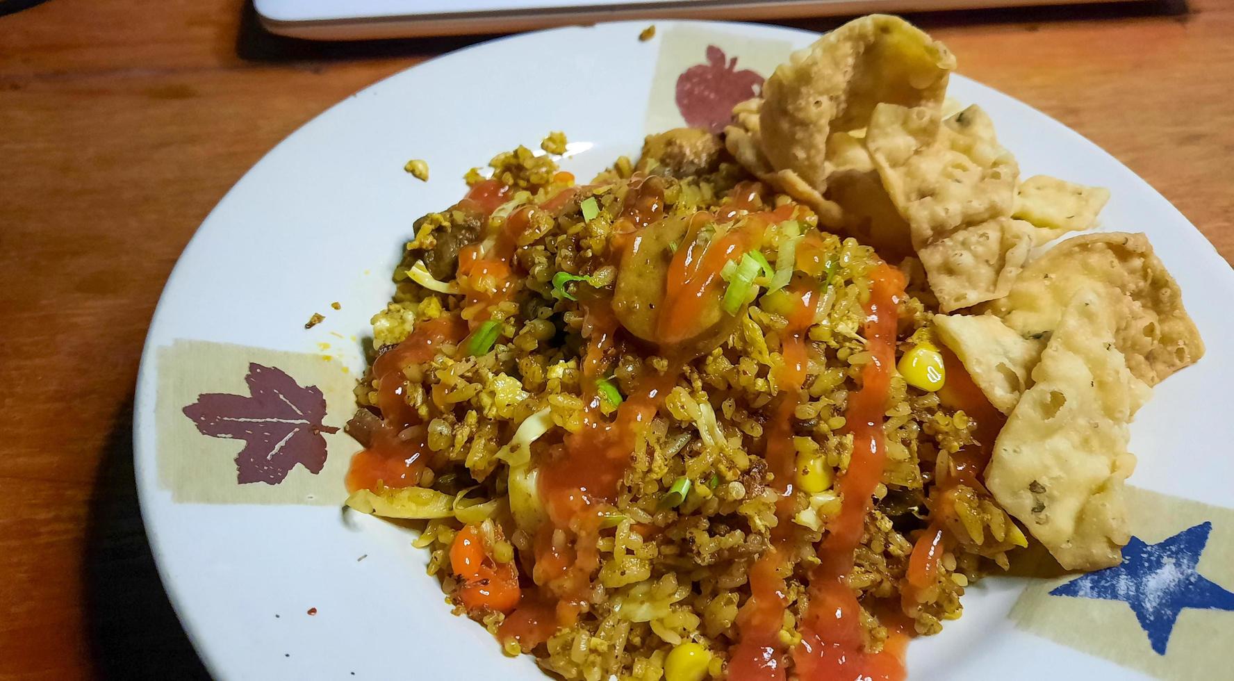 Nahaufnahme, gebratener Reis, typisches indonesisches Essen, das normalerweise ein Frühstücks- und Abendmenü ist 08 foto