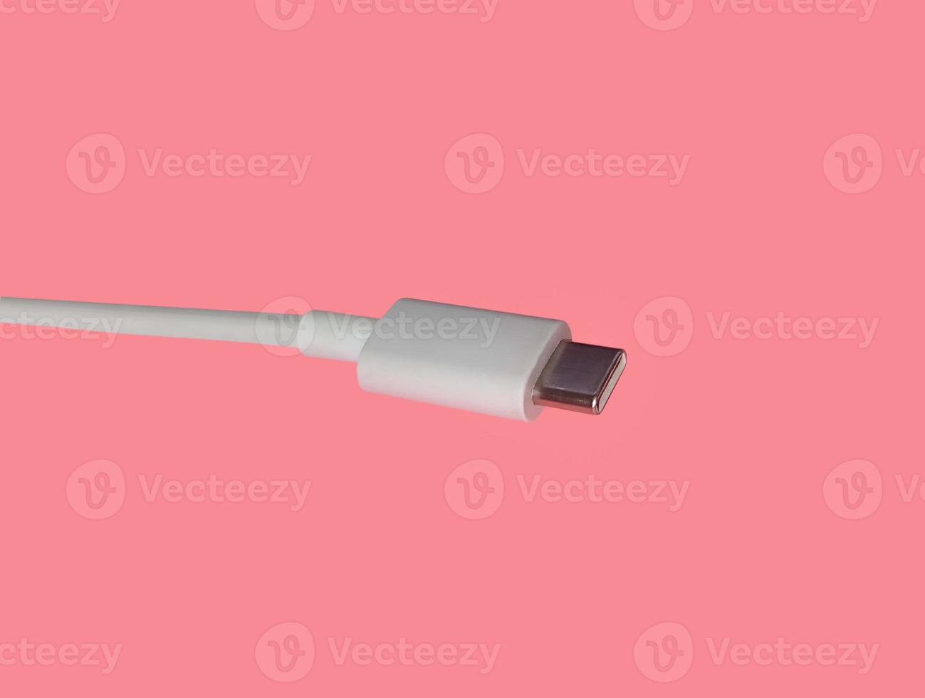 usb-c- oder usb-typ-c-anschluss mit kabel isoliert auf rosa hintergrund. foto