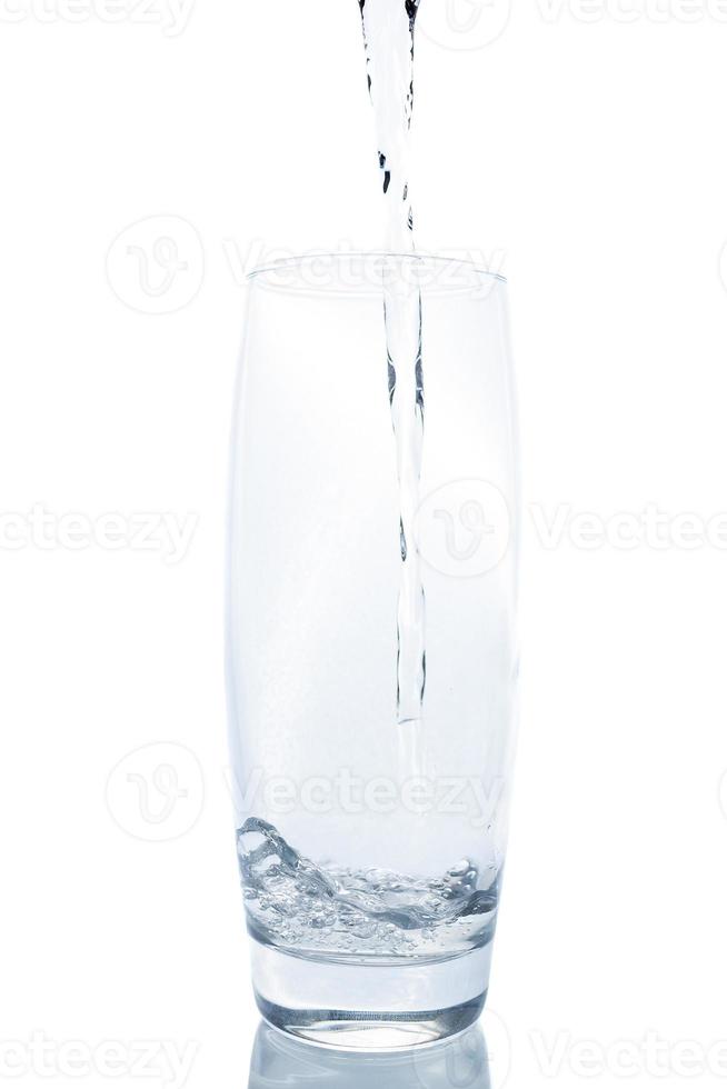 Wasser auf weißem Hintergrund foto