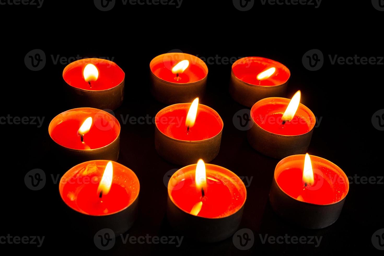 brennende Kerzen auf schwarzem Hintergrund foto