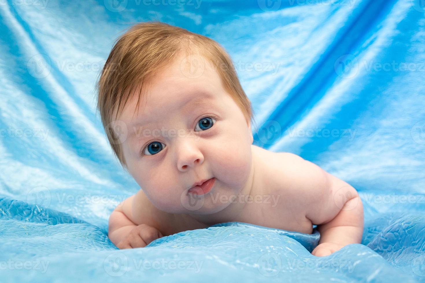 Baby auf einem roten Tuch foto