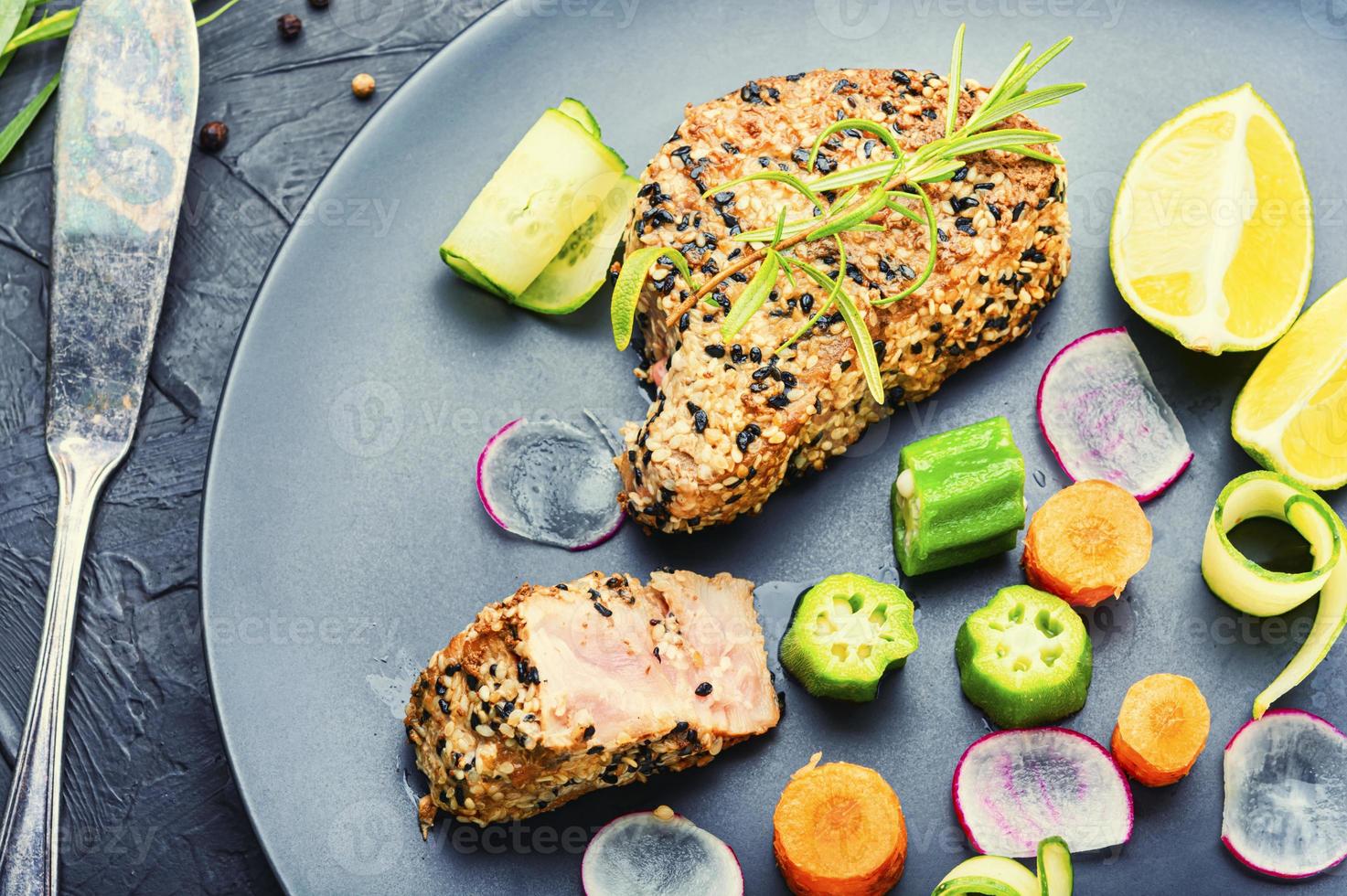 leckerer Thunfisch-Gemüse-Salat foto