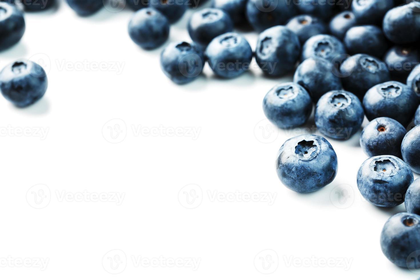 Heidelbeeren isoliert auf weißem Hintergrund. eine Streuung von reifen, saftigen, köstlichen und gesunden Beeren. foto