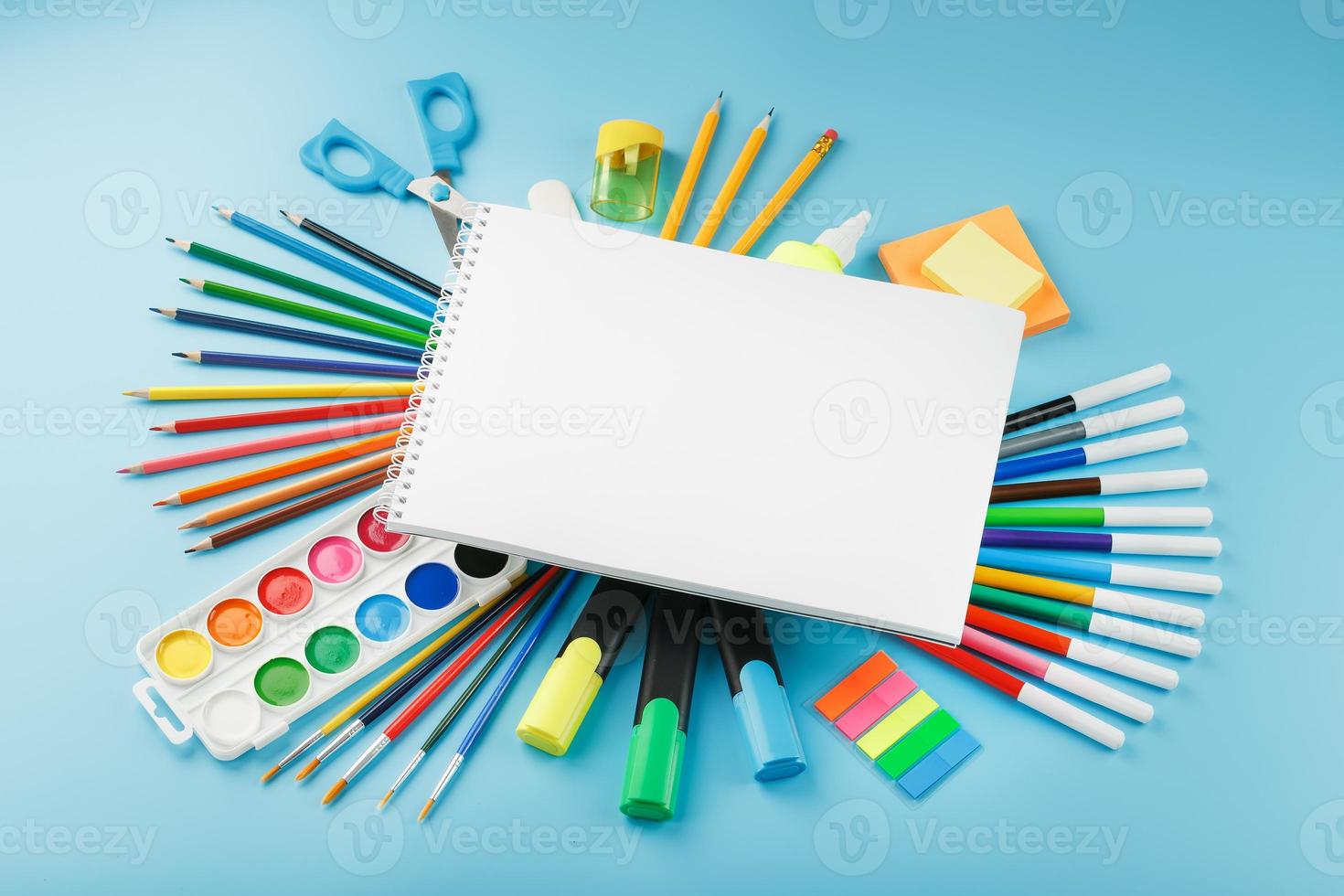 ein Mal- und Kreativalbum für die Schule mit Schreibwaren, einer Palette bunter Farben, Markern, Pinseln und Stiften. foto