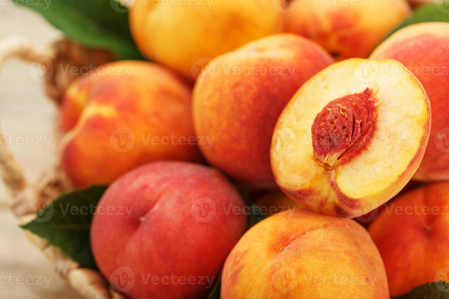 eine Scheibe saftiger und reifer Pfirsich mit einem Nahaufnahmestein. Obst schneiden. foto