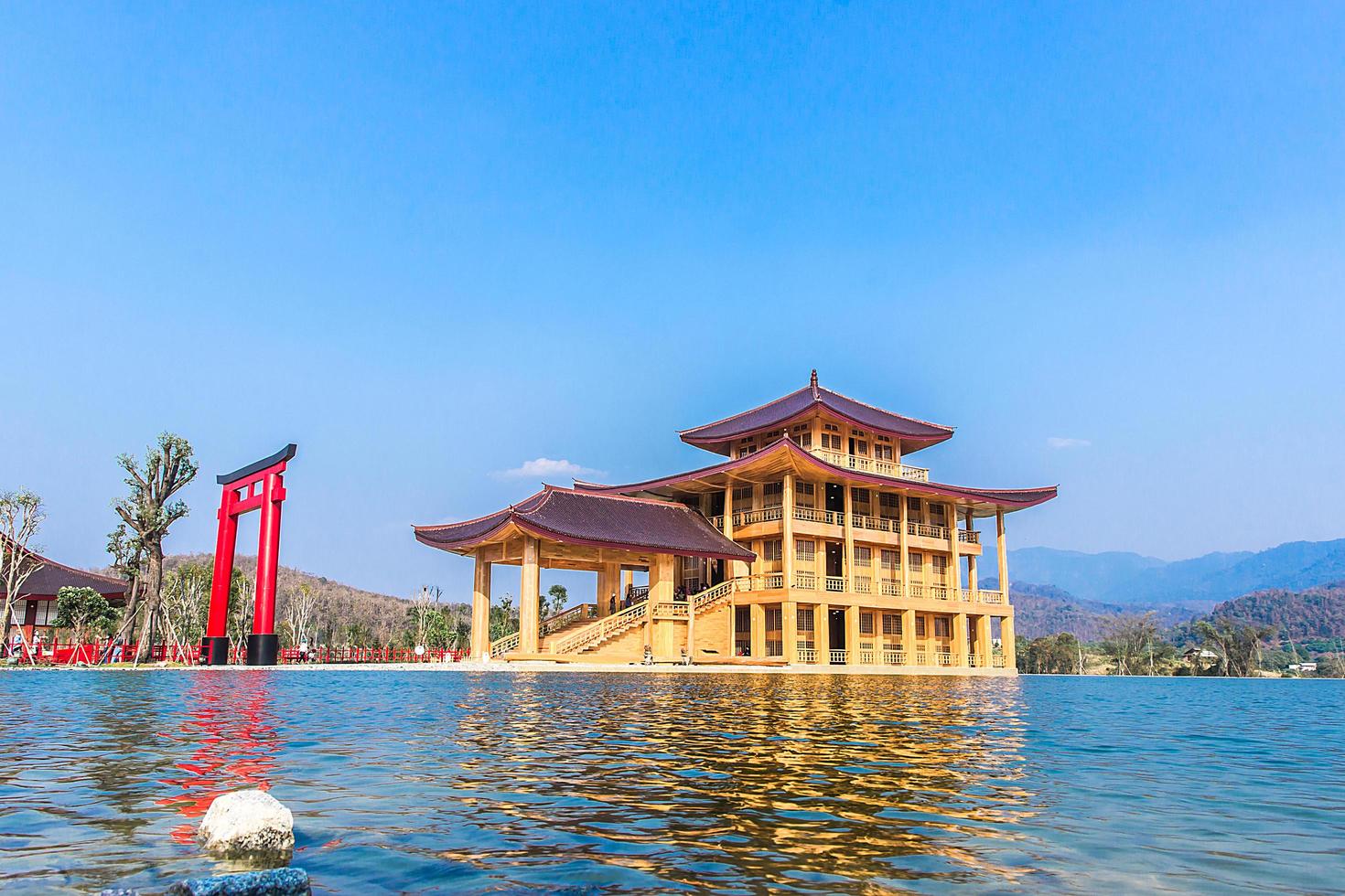 hinoki land thailand sehenswürdigkeiten in chiangmai ist ein wunderschönes wassergebäude im japanischen stil mit blauem himmel im park foto