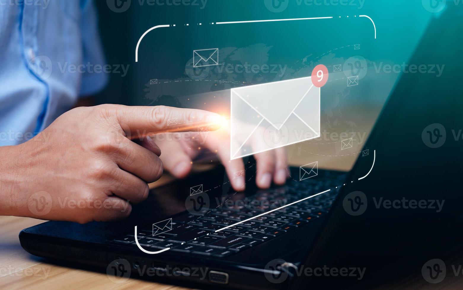 E-Mail-Marketing-Konzept. Geschäftsmann mit Tablet-Surfen im Internet auf dem Schreibtisch mit E-Mail-Symbol, E-Mail, E-Commerce. Newsletter-E-Mail und schützen Sie Ihre persönlichen Daten vor Spam-Mails foto