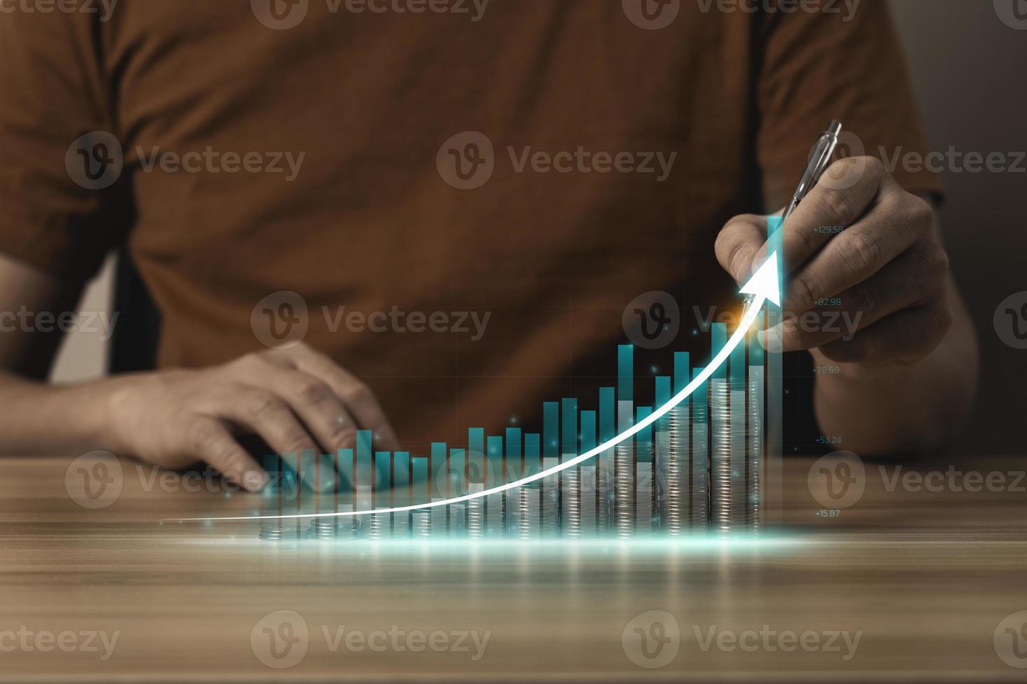 geschäftsleute planen das wachstum von finanzinvestitionen zusammen mit einem diagramm, das den gewinn des geschäfts zeigt. Geld sammeln, Finanzplanung, Geld für die Zukunft sparen foto