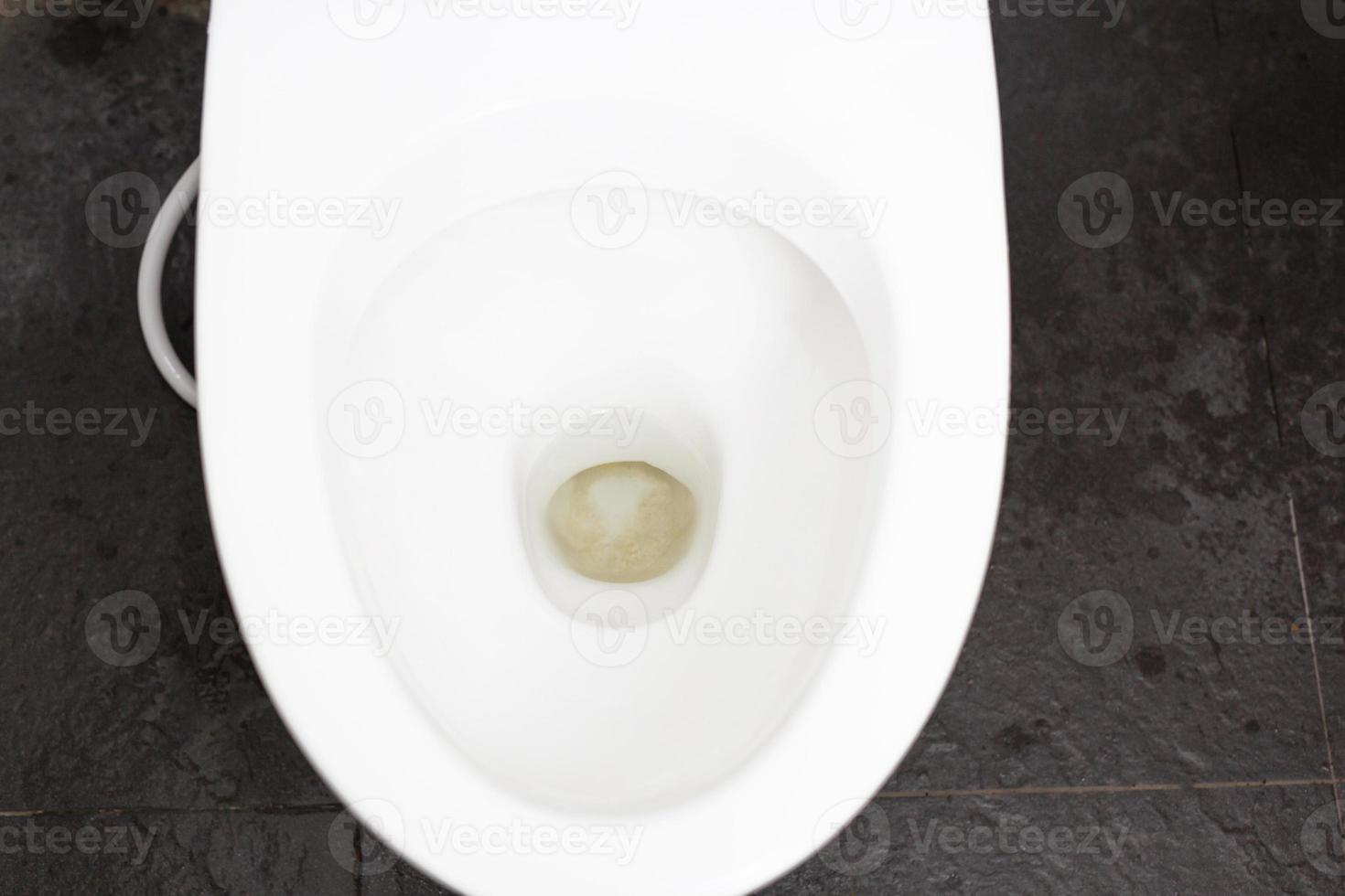Toilettenschüssel oder Toilettenspülung in Ihrem Haus oder Badezimmer foto