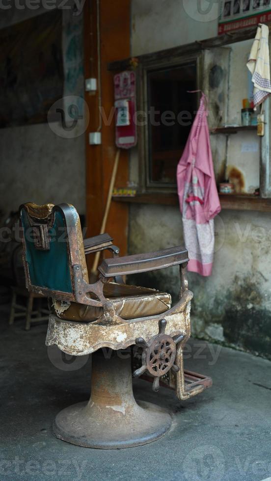 ein alter haarschnittstuhl blick in das alte dorf auf die landschaft des chinas foto