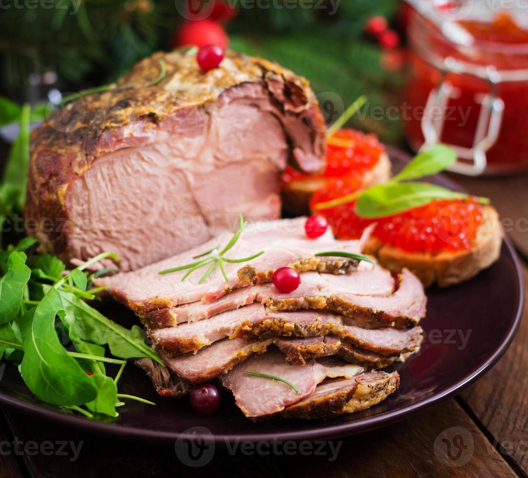 Weihnachten gebackener Schinken und roter Kaviar, serviert auf dem alten Holztisch. foto