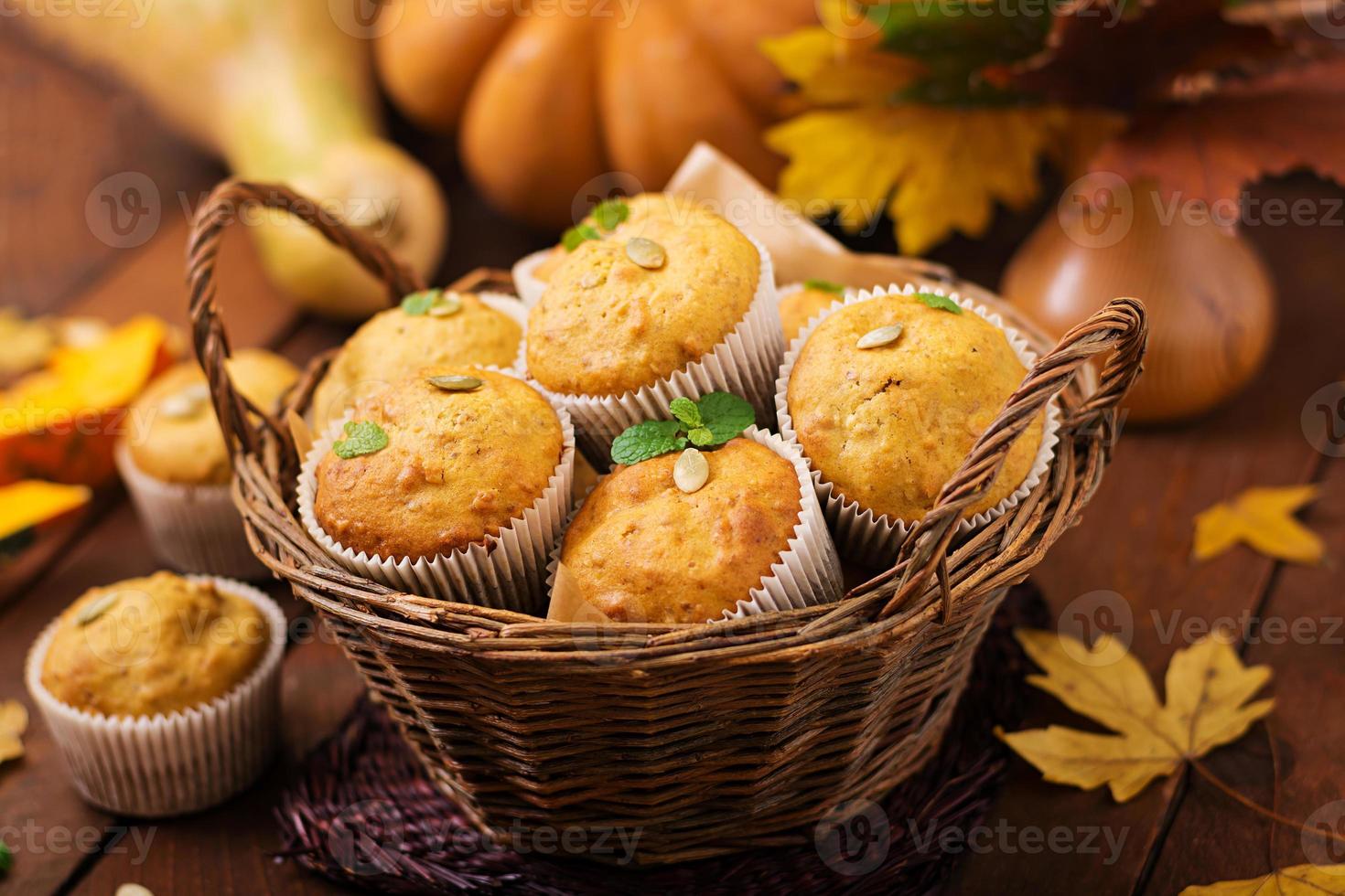 appetitliche und rötliche Muffins mit Kürbis und Walnuss. foto