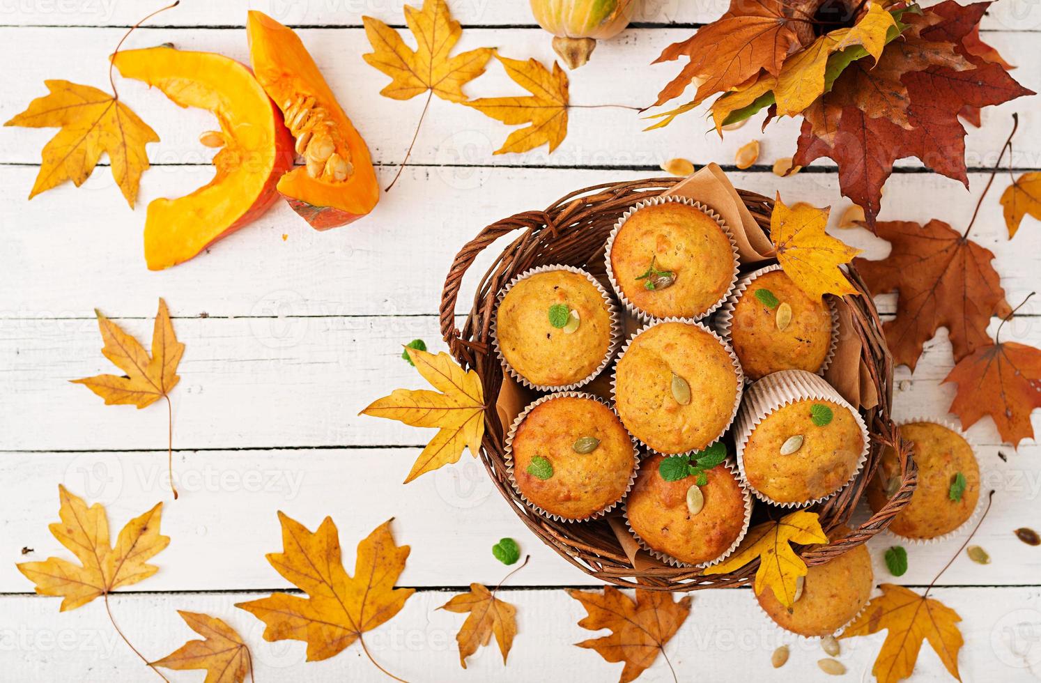 appetitliche und rötliche Muffins mit Kürbis und Walnuss. Flaum lag. Ansicht von oben foto