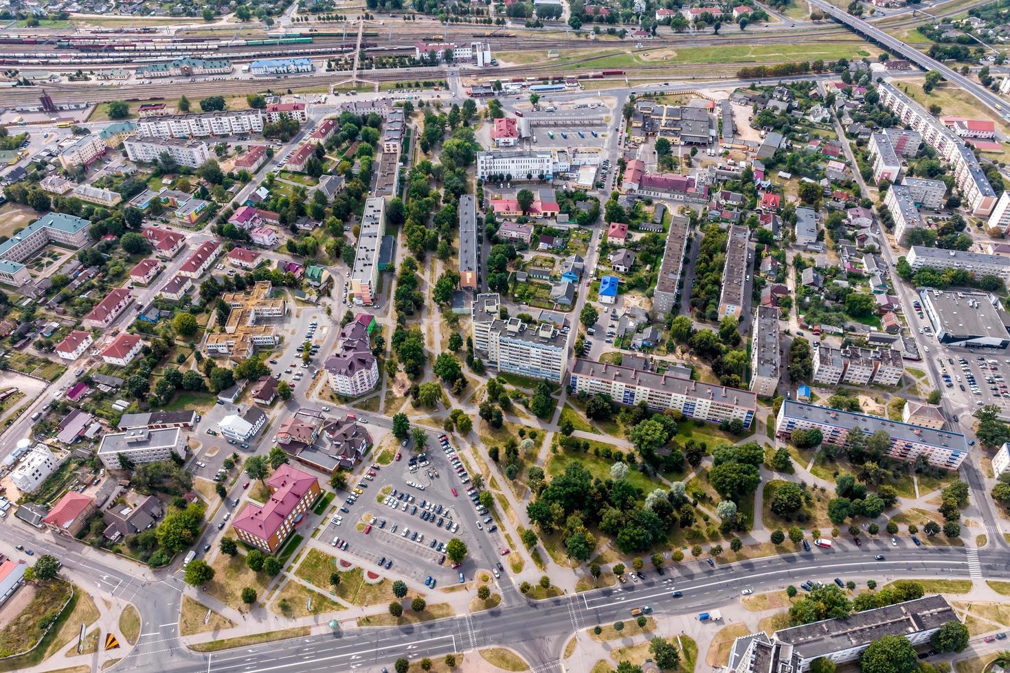 Luftpanorama aus großer Höhe einer kleinen Provinzstadt mit privatem Sektor und Wohnhochhäusern foto