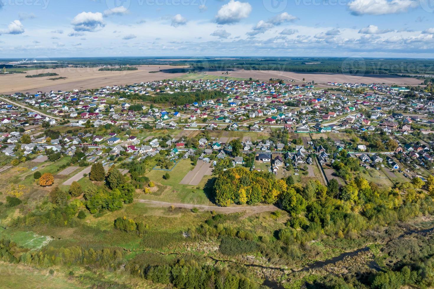 Panoramablick auf die Luftaufnahme der privaten Entwicklung mit Landhäusern oder Dorf foto