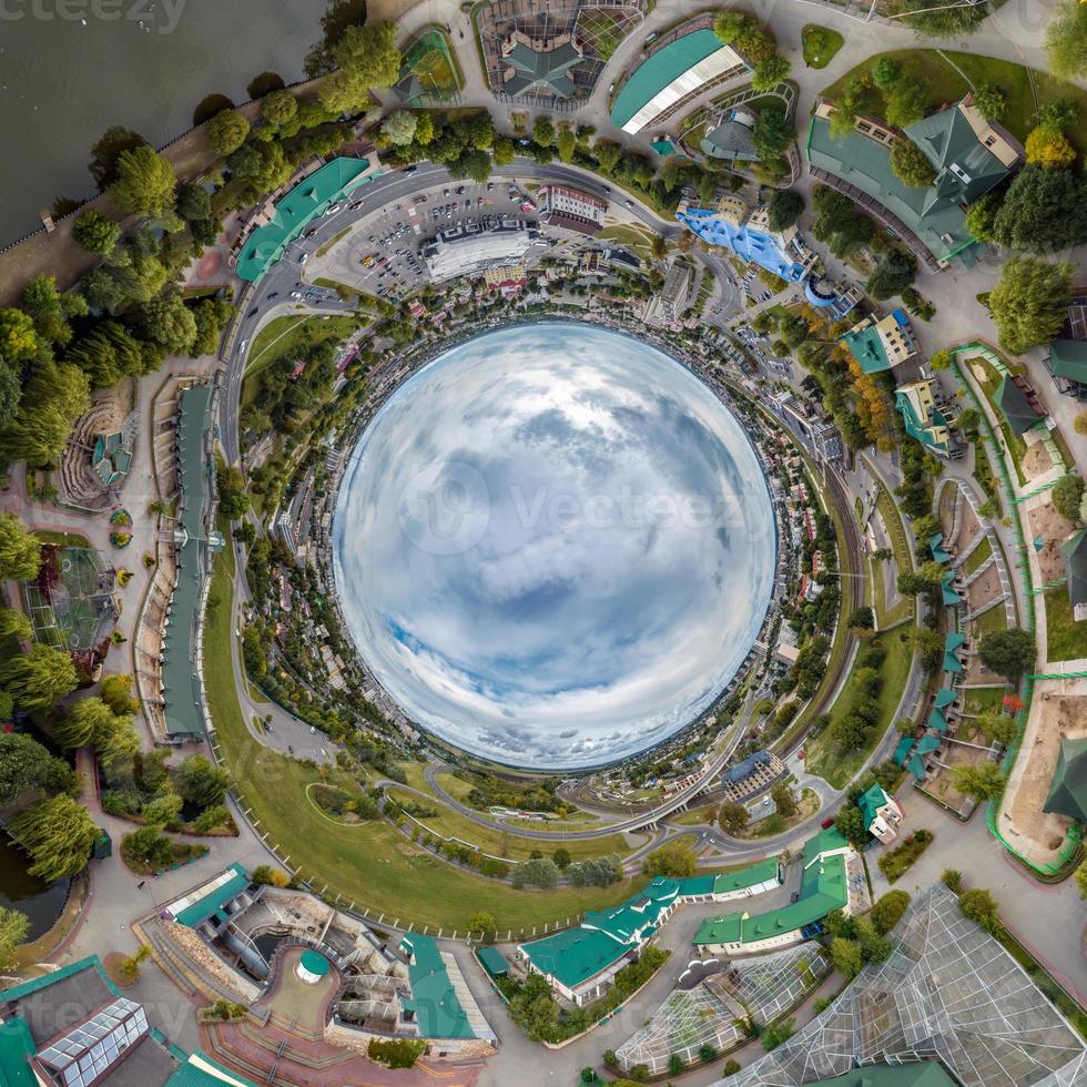 blaue Kugel im Inneren mit Blick auf Altstadt, Stadtentwicklung, historische Gebäude und Kreuzungen mit Autos. Umwandlung eines sphärischen 360°-Panoramas in eine abstrakte Luftaufnahme. foto