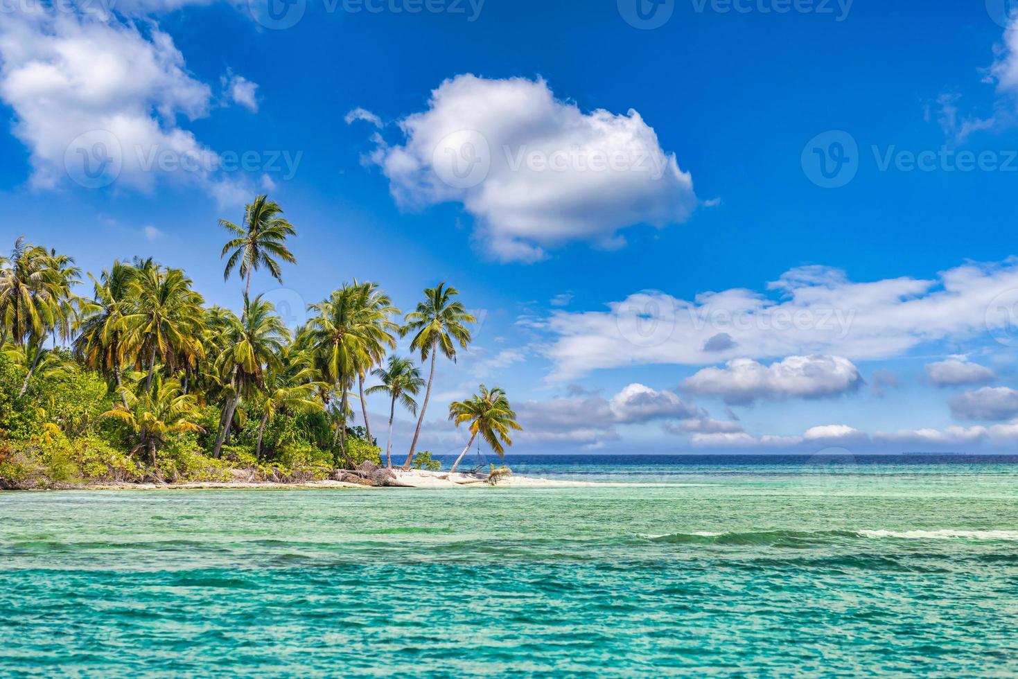 beste sommerstrandlandschaft. ruhige tropische Insel, paradiesische Küste, Meereslagune, Horizont, Palmen und sonniger Himmel über Sandwellen. erstaunlicher urlaubslandschaftshintergrund. schöner Urlaubsstrand foto