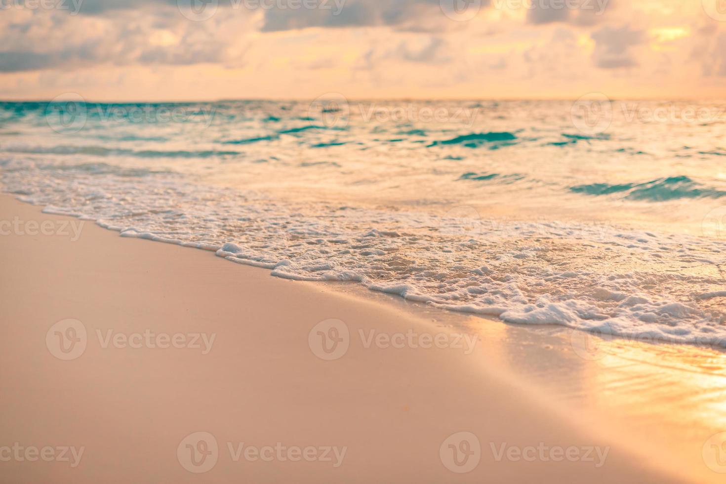 Nahaufnahme Meer Sandstrand. Panorama Strandlandschaft. inspirieren tropischen Strand Meerblick Horizont. orange und golden sonnenuntergang himmel ruhe ruhige entspannende sonnenlicht sommerstimmung. urlaub reisen urlaub banner foto