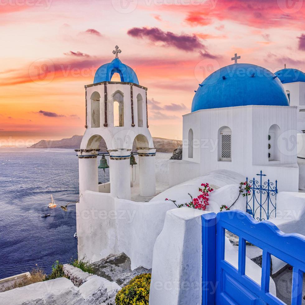 europa sommerziel. reisendes konzept, sonnenuntergang berühmte landschaft der insel santorini, oia, griechenland. Calderablick, bunte Wolken, Traumstadtbild. Urlaubspanorama, erstaunliche Landschaft im Freien foto