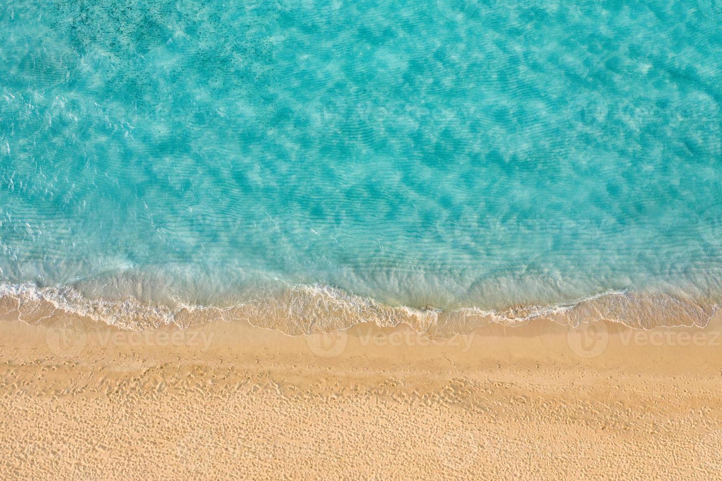 entspannender luftstrand, sommerferienurlaubsvorlagenbanner. wellen surfen mit erstaunlicher blauer ozeanlagune, meeresküste, küstenlinie. schöne luftdrohnendraufsicht. ruhiger heller strand, natur am meer foto