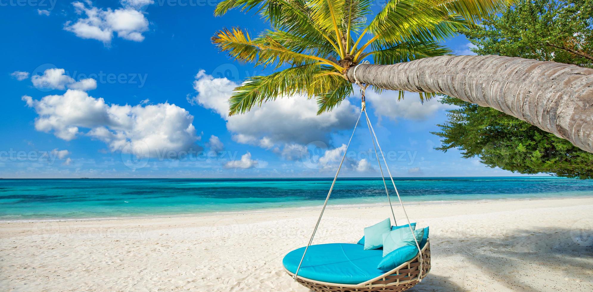 tropisches strandpanorama. Sommerlandschaft mit Strandschaukel, weißem Sand, ruhigem Seehimmel, Inselstrandbanner. toller urlaub, urlaubskonzept. luxusreisehintergrund, ruhiger freizeitlebensstil foto