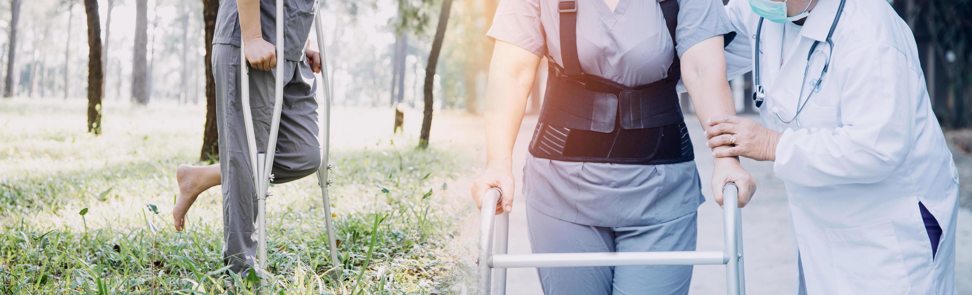 junge asiatische physiotherapeutin, die mit einer älteren frau beim gehen mit einer gehhilfe arbeitet foto