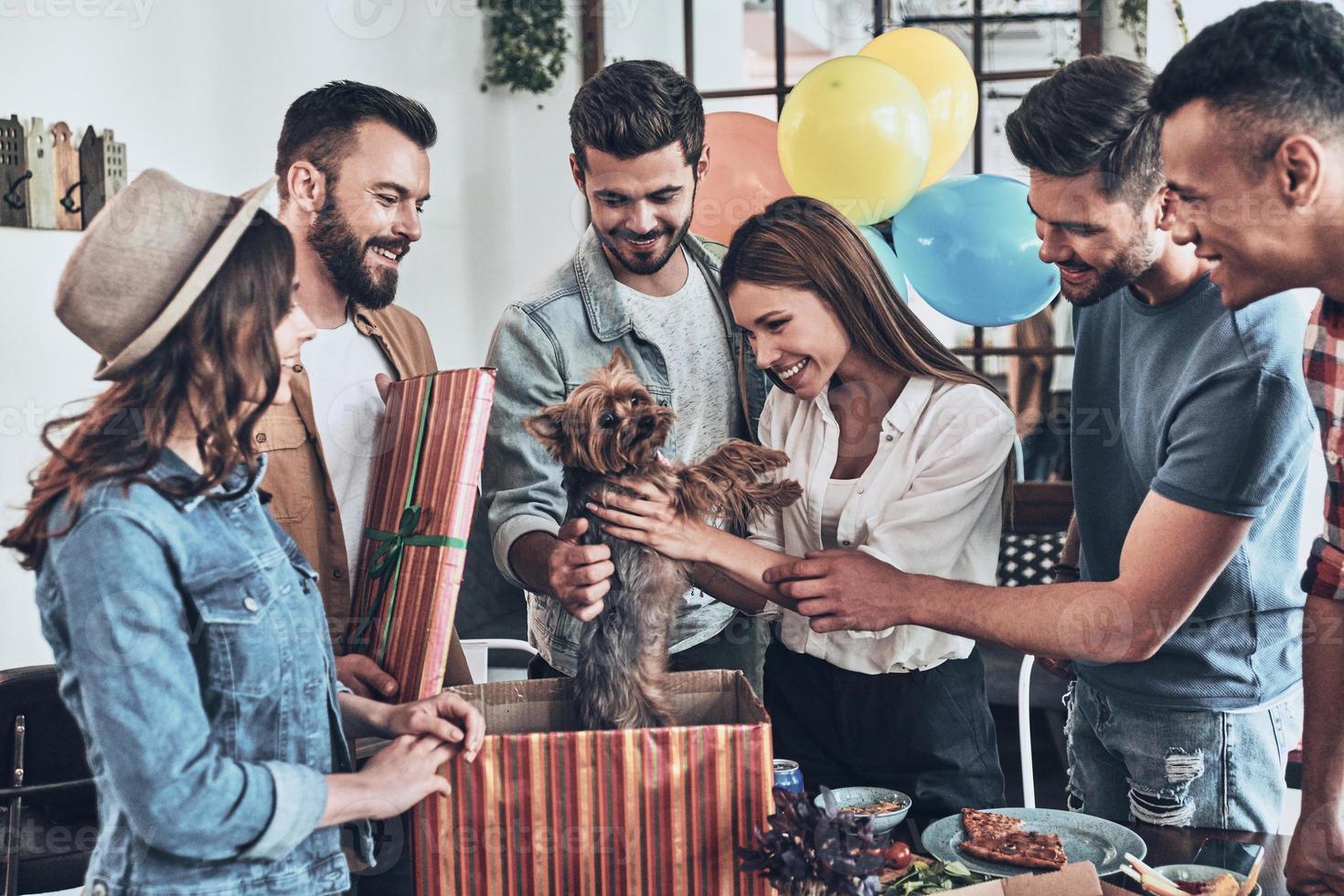 Gruppe junger moderner Menschen, die sich mit dem Smartphone selbst machen, während sie eine Dinnerparty haben foto