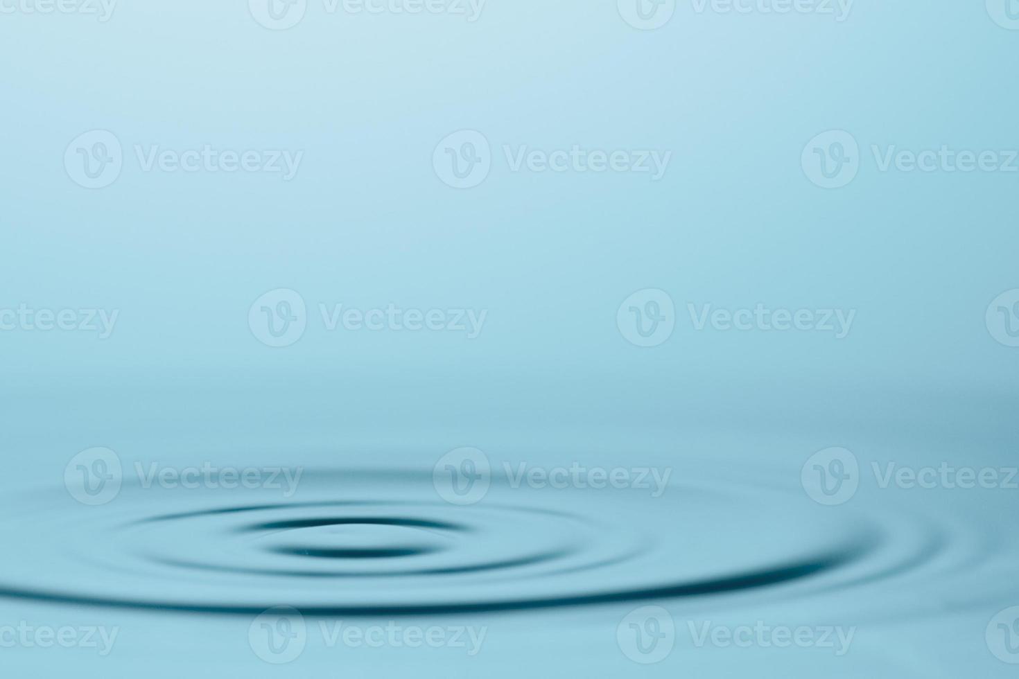 Wassertropfen und Spritzer. abstraktes hintergrundkonzept der wasserform. foto