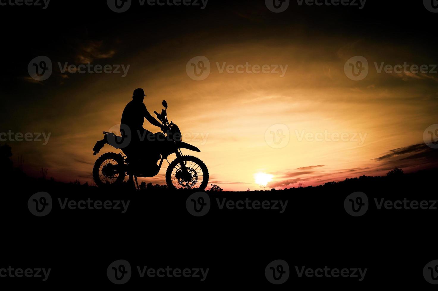 Herren-Silhouetten und Touren-Motocross-Bikes. Park zum Entspannen in den Bergen am Abend. abenteuerreise- und freizeitkonzept foto